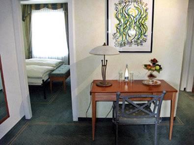 Hotel B-smart Schoenenwerd 4*
